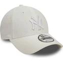 verstellbare-weisse-kappe-mit-gebogenem-schirm-und-weissem-logo-9forty-linen-der-new-york-yankees-mlb-von-new-era