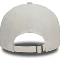verstellbare-weisse-kappe-mit-gebogenem-schirm-und-weissem-logo-9forty-linen-der-new-york-yankees-mlb-von-new-era