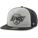 shapka-ploska-siv-snapbek-na-los-angeles-kings-nhl-ot-47-brand