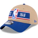 brun-og-bla-justerbar-kurvet-kasket-9twenty-draft-2024-fra-nba-fra-new-era