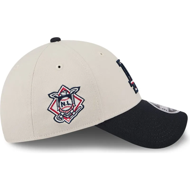 beige-und-marineblaue-gebogene-snapback-kappe-9forty-stretch-snap-4th-of-july-der-los-angeles-dodgers-mlb-von-new-era