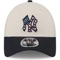 shapka-izvita-bezhov-snapbek-9forty-stretch-snap-4th-of-july-na-new-york-yankees-mlb-ot-new-era