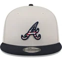 shapka-ploska-bezhov-snapbek-9fifty-4th-of-july-na-atlanta-braves-mlb-ot-new-era