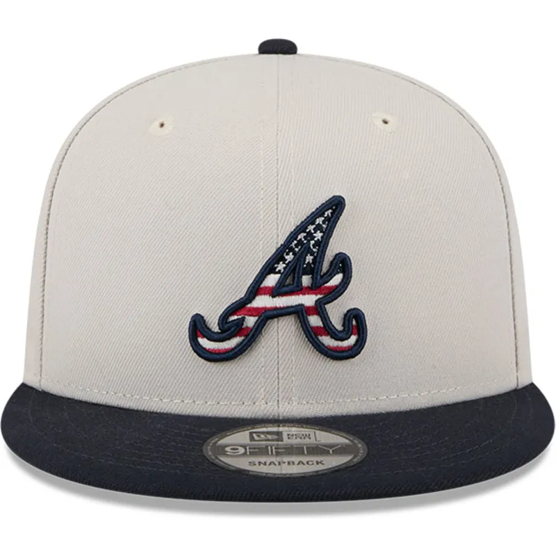 shapka-ploska-bezhov-snapbek-9fifty-4th-of-july-na-atlanta-braves-mlb-ot-new-era