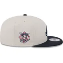 shapka-ploska-bezhov-snapbek-9fifty-4th-of-july-na-atlanta-braves-mlb-ot-new-era