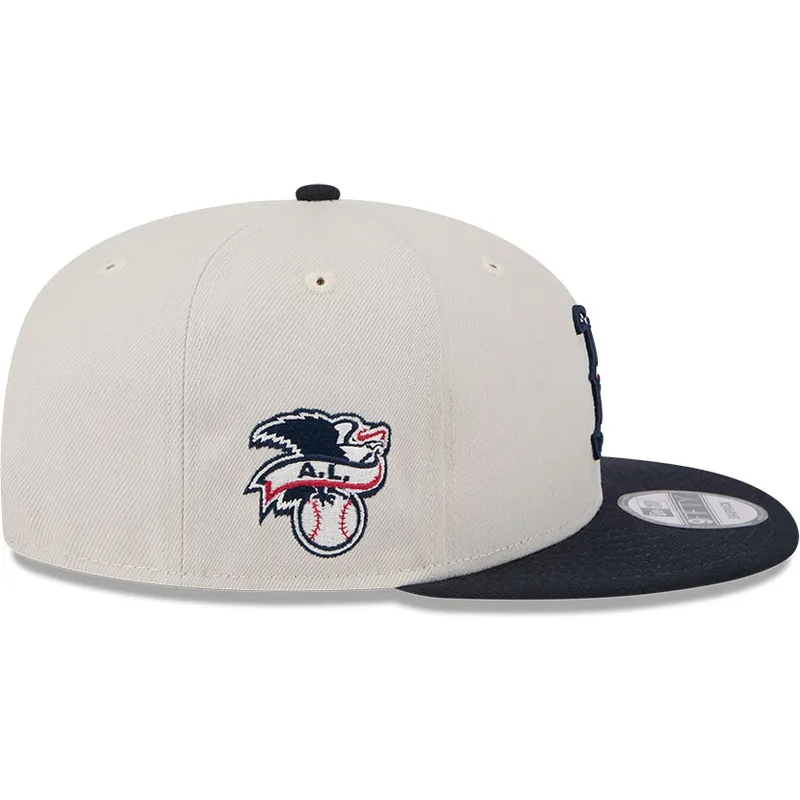 shapka-ploska-bezhov-snapbek-9fifty-4th-of-july-na-boston-red-sox-mlb-ot-new-era