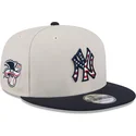 shapka-ploska-bezhov-snapbek-9fifty-4th-of-july-na-new-york-yankees-mlb-ot-new-era