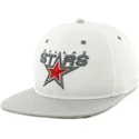 shapka-ploska-byala-snapbek-na-dallas-stars-nhl-ot-47-brand