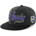shapka-ploska-cherna-snapbek-de-letras-na-los-angeles-kings-nhl-ot-47-brand