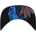 schwarze-flache-kappe-mit-blauem-snapback-logo-und-chicago-blackhawks-nhl-logo-von-47-brand