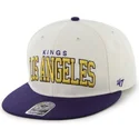 shapka-ploska-byala-snapbek-na-los-angeles-kings-nhl-ot-47-brand