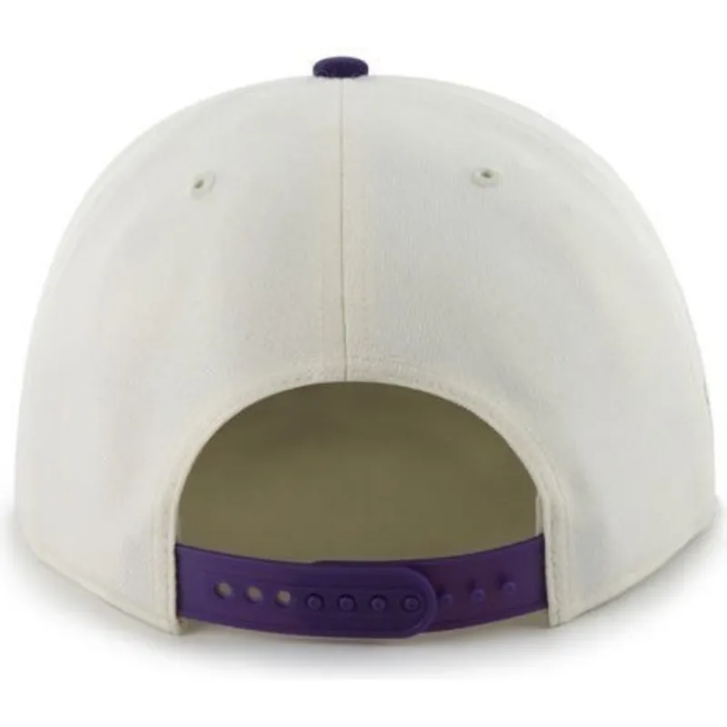 shapka-ploska-byala-snapbek-na-los-angeles-kings-nhl-ot-47-brand