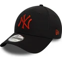 sort-justerbar-kasket-med-buet-skygge-og-rodt-logo-9forty-league-essential-fra-new-york-yankees-mlb-fra-new-era