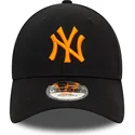schwarze-verstellbare-kappe-mit-gebogenem-schirm-und-orangem-logo-9forty-league-essential-der-new-york-yankees-mlb-von-new-era