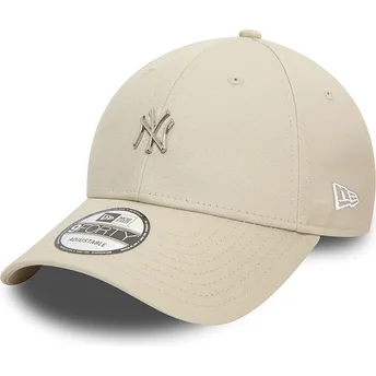 Gorra curva beige ajustable 9FORTY Metallic Pin de New York Yankees MLB de New Era