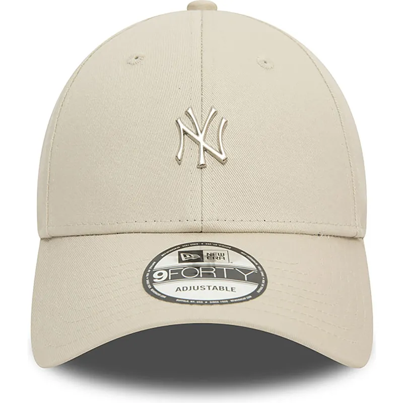 shapka-izvita-bezhov-reguliruem-9forty-metallic-pin-na-new-york-yankees-mlb-ot-new-era