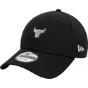 new-era-9forty-chicago-bulls-nba-metallic-pin-verstellbare-schwarze-kappe-mit-gebogenem-schirm