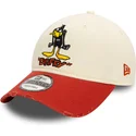 casquette-courbee-beige-et-rouge-ajustable-9twenty-washed-daffy-duck-looney-tunes-new-era