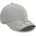 shapka-izvita-siv-reguliruem-9forty-flame-na-new-york-yankees-mlb-ot-new-era