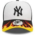 shapka-izvita-traker-byala-snapbek-a-frame-flame-na-new-york-yankees-mlb-ot-new-era
