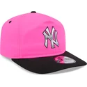 rosa-und-schwarze-snapback-golferkappe-mit-gebogenem-schirm-und-chrome-logo-der-new-york-yankees-mlb-von-new-era