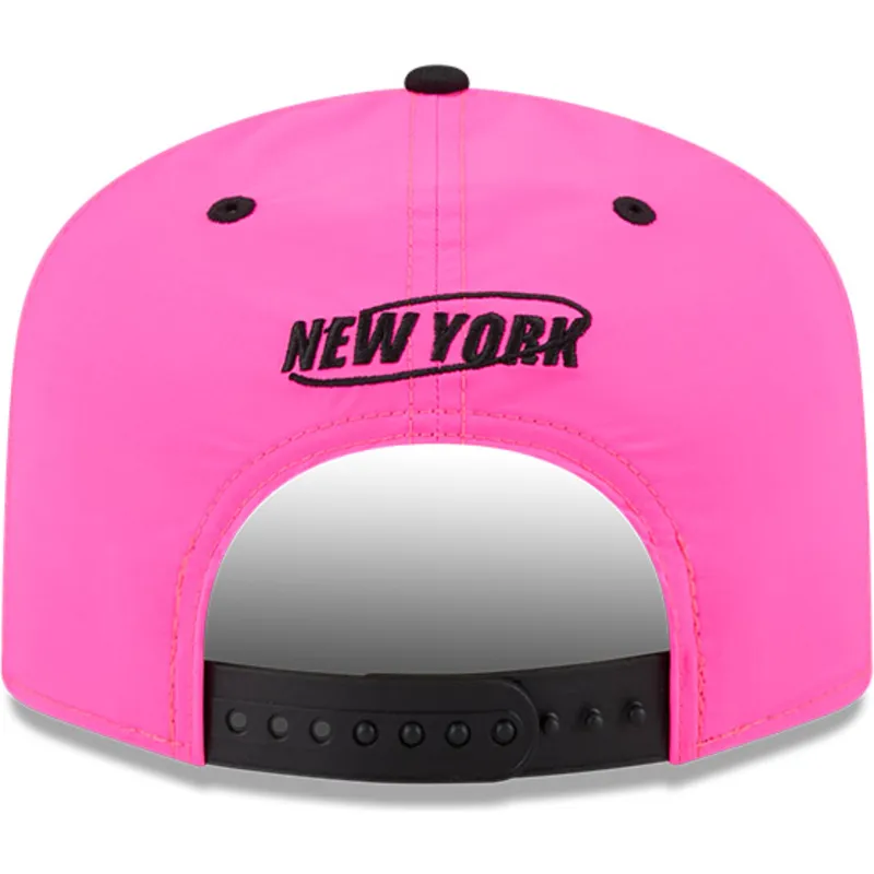 gebogene-rosa-und-schwarze-snapback-kappe-golfer-chrome-logo-von-new-york-yankees-mlb-von-new-era