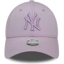 new-era-izvita-kozirka-damsko-lilavo-logo-9forty-league-essential-new-york-yankees-mlb-lilava-reguliruema-shapka