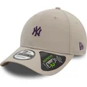 shapka-izvita-bezhov-reguliruem-9forty-repreve-mini-na-new-york-yankees-mlb-ot-new-era