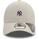 beige-verstellbare-curved-cap-mit-violettem-logo-9forty-repreve-mini-logo-der-new-york-yankees-mlb-von-new-era