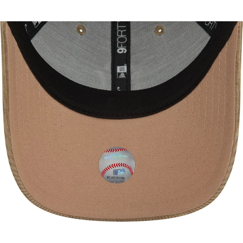 beige-gebogene-verstellbare-9forty-cord-kappe-der-new-york-yankees-mlb-von-new-era