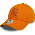 verstellbare-orangefarbene-damenkappe-mit-gebogenem-schirm-und-orangem-logo-9forty-league-essential-der-new-york-yankees-mlb-von