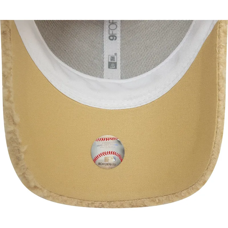 shapka-izvita-bezhov-reguliruem-9forty-borg-na-new-york-yankees-mlb-ot-new-era
