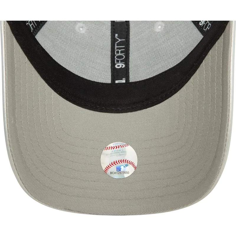 shapka-izvita-siv-reguliruem-plateada-plateado-9forty-midi-pu-na-new-york-yankees-mlb-ot-new-era