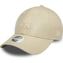 gorra-curva-beige-ajustable-para-mujer-con-logo-beige-9forty-midi-pu-de-new-york-yankees-mlb-de-new-era