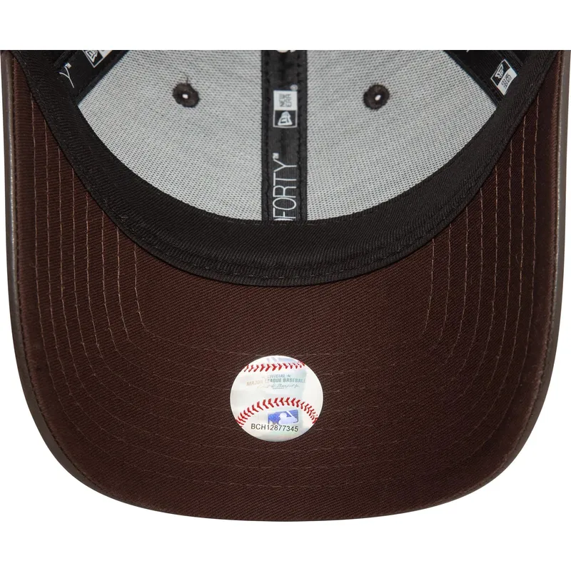 shapka-izvita-kafyav-reguliruem-9forty-midi-pu-na-new-york-yankees-mlb-ot-new-era