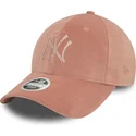 shapka-izvita-roza-reguliruem-9forty-velour-diamante-na-new-york-yankees-mlb-ot-new-era