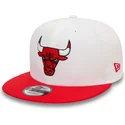 shapka-ploska-chervena-snapbek-9fifty-white-crown-patch-na-chicago-bulls-nba-ot-new-era