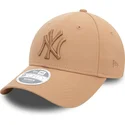 new-era-curved-brim-women-9forty-league-essential-new-york-yankees-mlb-beige-adjustable-cap-with-beige-logo