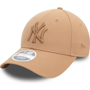 Gorra curva beige ajustable para mujer con logo beige 9FORTY League Essential de New York Yankees MLB de New Era