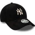 verstellbare-schwarze-damen-cap-mit-gebogenem-schirm-und-beigem-logo-9forty-cord-der-new-york-yankees-mlb-von-new-era