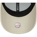 gorra-curva-beige-ajustable-para-mujer-con-logo-beige-9forty-pu-de-new-york-yankees-mlb-de-new-era