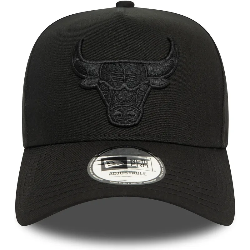 schwarze-snapback-kappe-mit-gebogenem-schirm-und-schwarzem-logo-9forty-e-frame-monochrome-der-chicago-bulls-nba-von-new-era