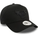 gorra-curva-negra-snapback-con-logo-negro-9forty-e-frame-monochrome-de-chicago-bulls-nba-de-new-era