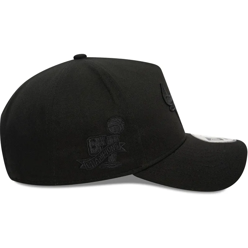 schwarze-snapback-kappe-mit-gebogenem-schirm-und-schwarzem-logo-9forty-e-frame-monochrome-der-chicago-bulls-nba-von-new-era