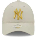 new-era-izvita-kozirka-damsko-zlatno-logo-9forty-metallic-logo-new-york-yankees-mlb-bezhova-reguliruema-shapka