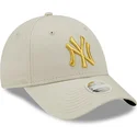 buet-beige-justerbar-kasket-til-kvinder-med-gyldent-logo-9forty-metallic-logo-fra-new-york-yankees-mlb-fra-new-era