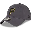 gra-justerbar-9twenty-core-classic-kasket-med-buet-skygge-fra-pittsburgh-pirates-mlb-fra-new-era