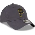 gra-justerbar-9twenty-core-classic-kasket-med-buet-skygge-fra-pittsburgh-pirates-mlb-fra-new-era