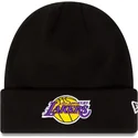 shapka-cherna-essential-cuff-na-los-angeles-lakers-nba-ot-new-era