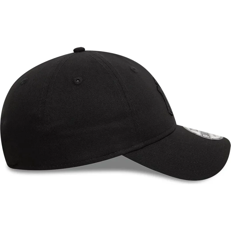 new-era-izvita-kozirka-cherno-logo-9twenty-league-essential-new-york-yankees-mlb-cherna-reguliruema-shapka